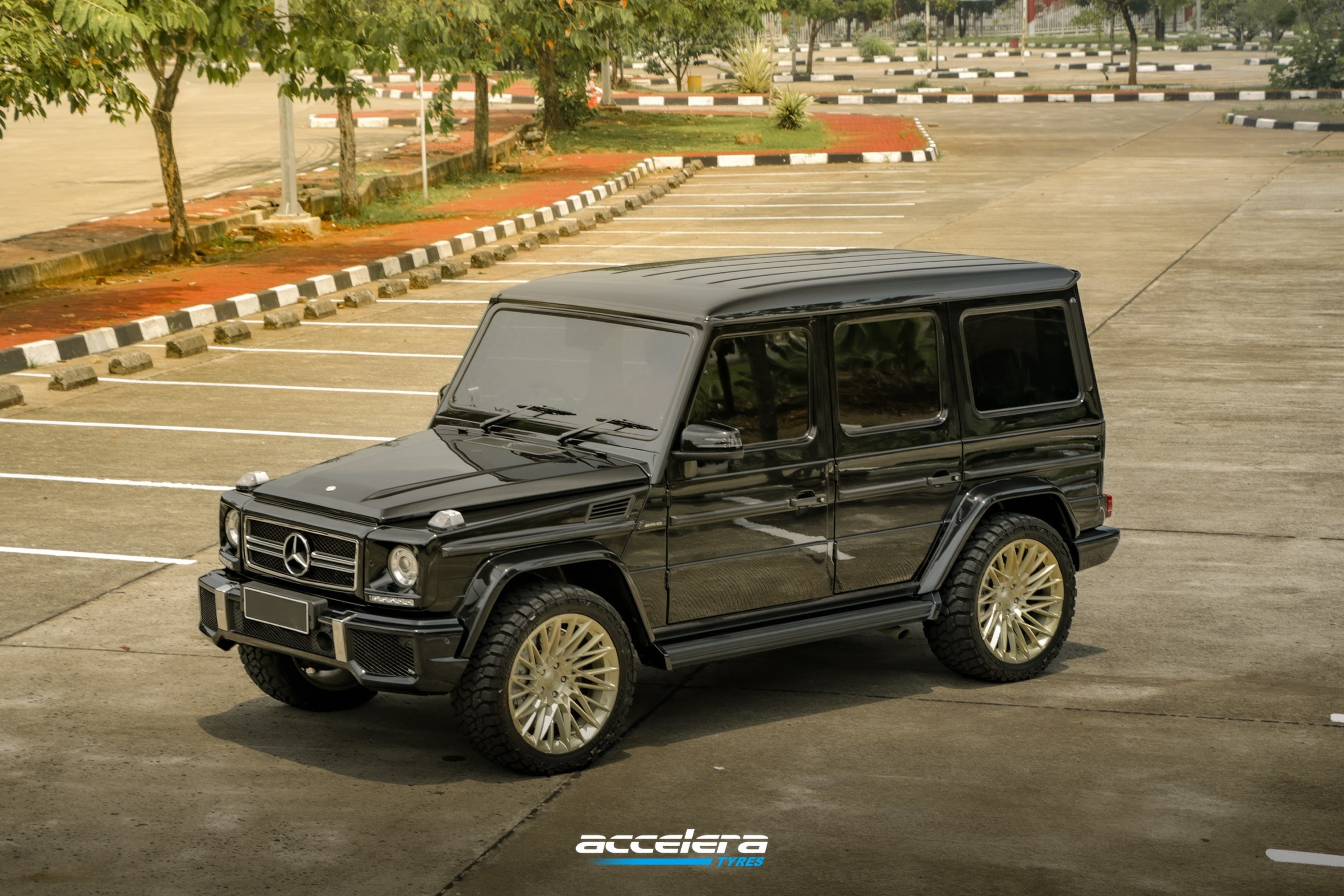 מרצדס-בנץ G63 AMG נראית קשוחה יותר עם Accelera Omikron R/T‏ 33x12.50 R20